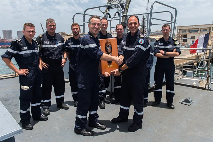 Le Premier-maître L’Her transmet le totem de la mission Corymbe au Commandant Birot 