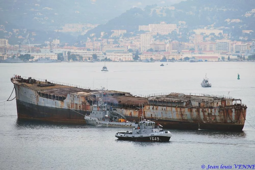 Arrivée à Toulon de la coque de l’ex-pétrolier Saône