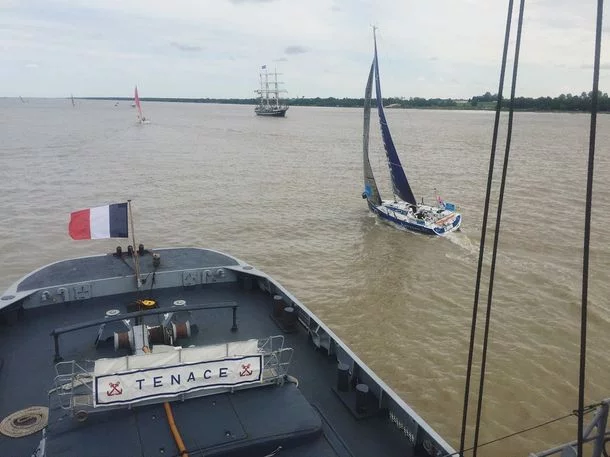 Le remorqueur Tenace donne le départ de la 46ème Solitaire du Figaro