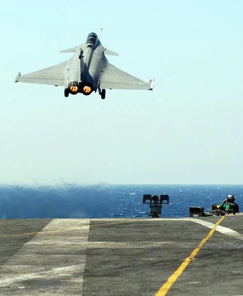 Un Rafale décolle du porte-avions USS Truman