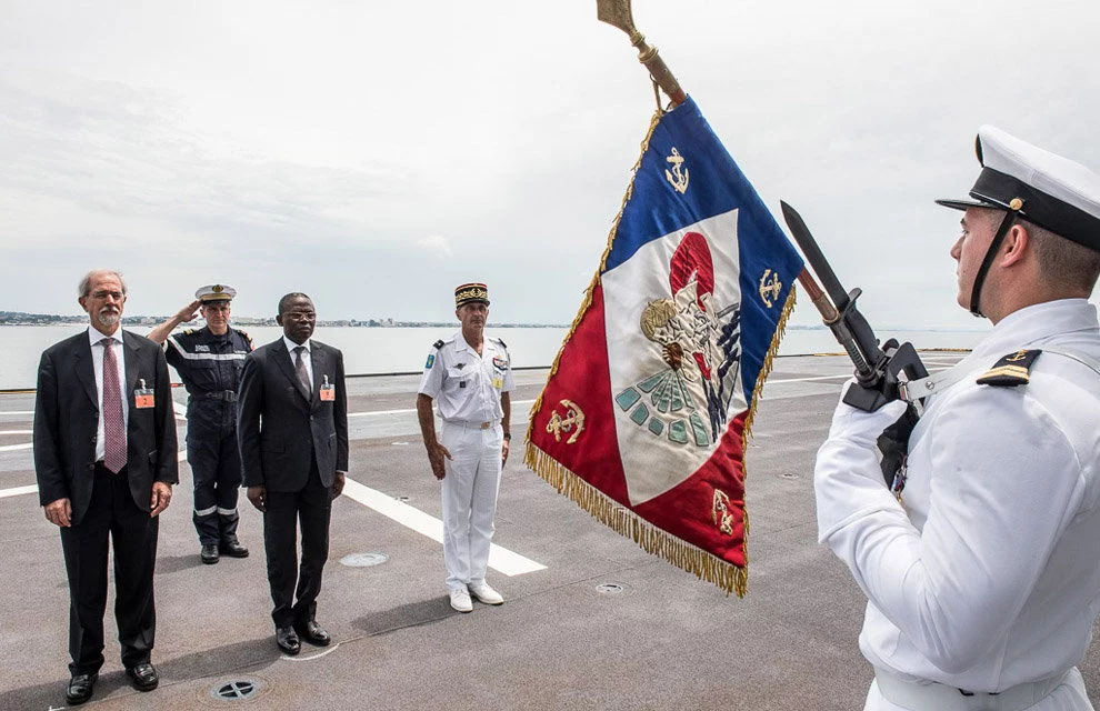 Visite des autorités gabonnaises à bord du BPC Mistral