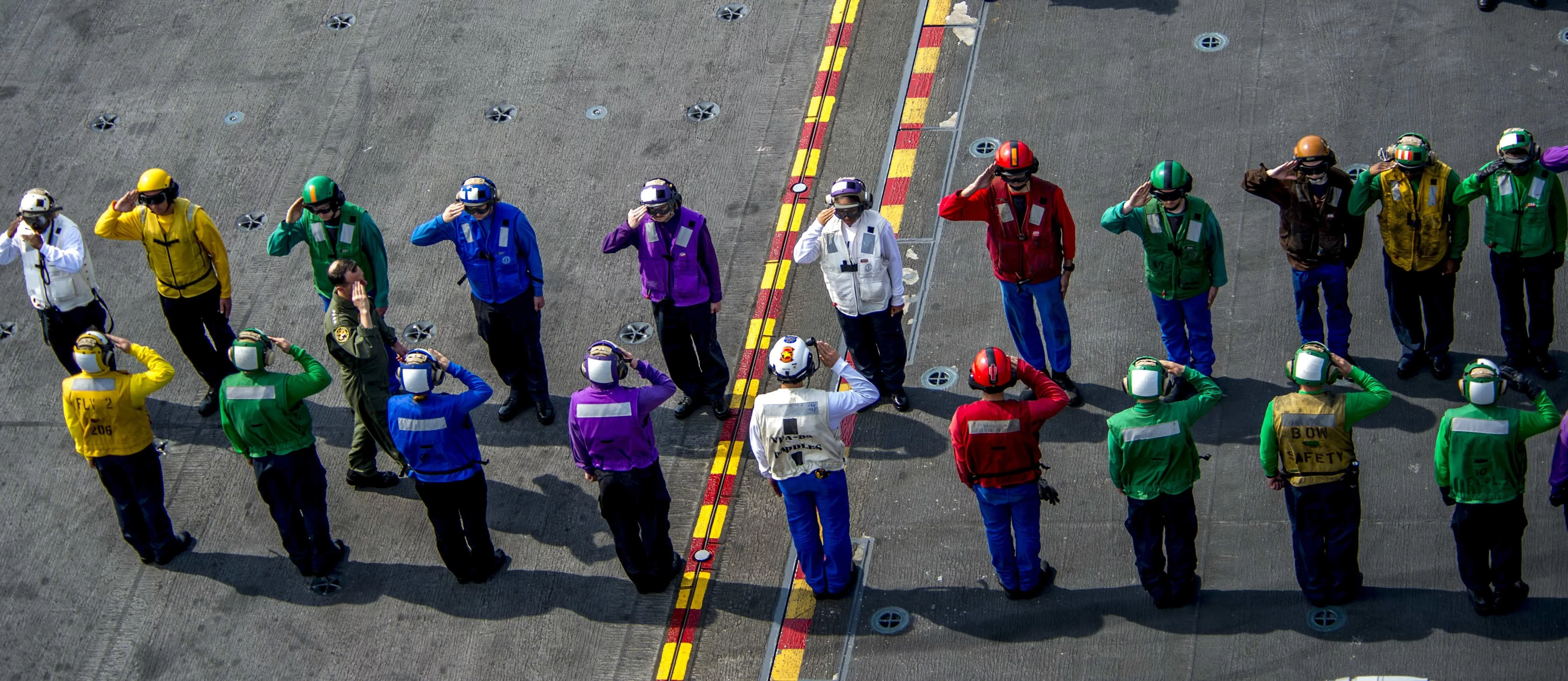 Accueil protocolaire à bord du porte-avions USS George H.W. Bush