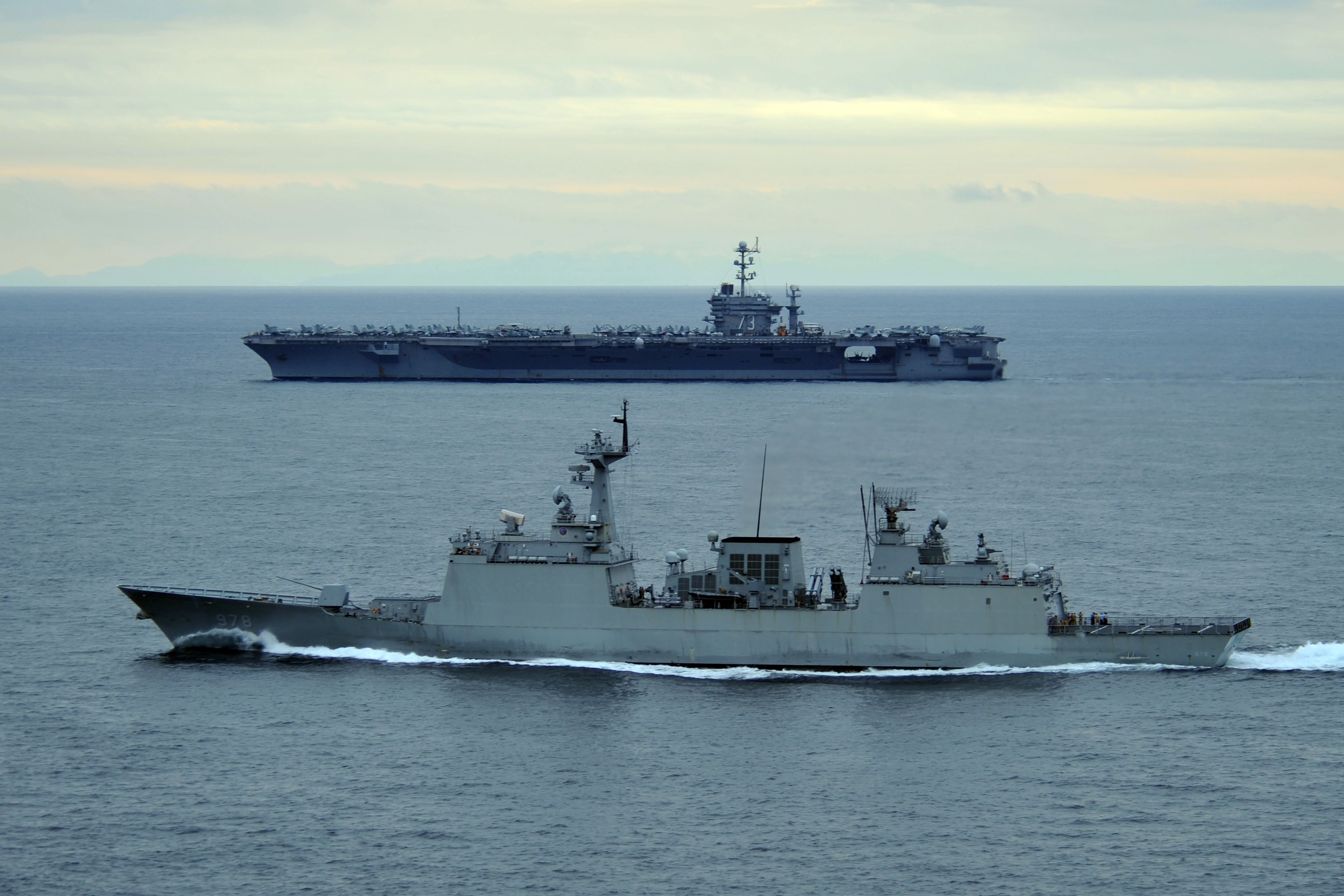Le destroyer Wang Geon devant le porte-avions USS George Washington