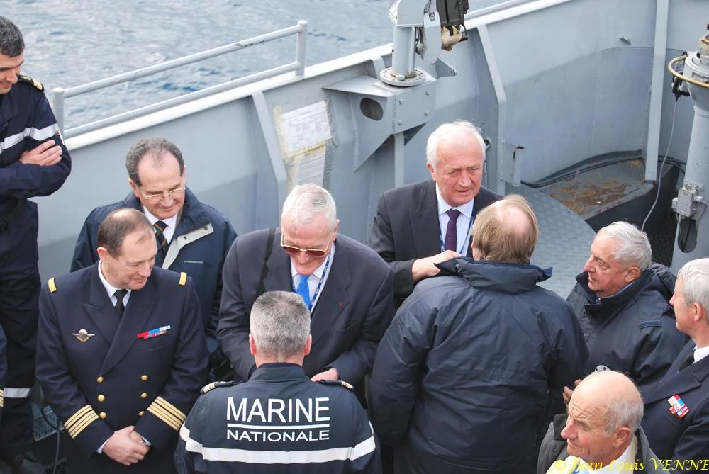 Le commandant actuel remet à un de ses prédécesseurs une médaille et une casquette