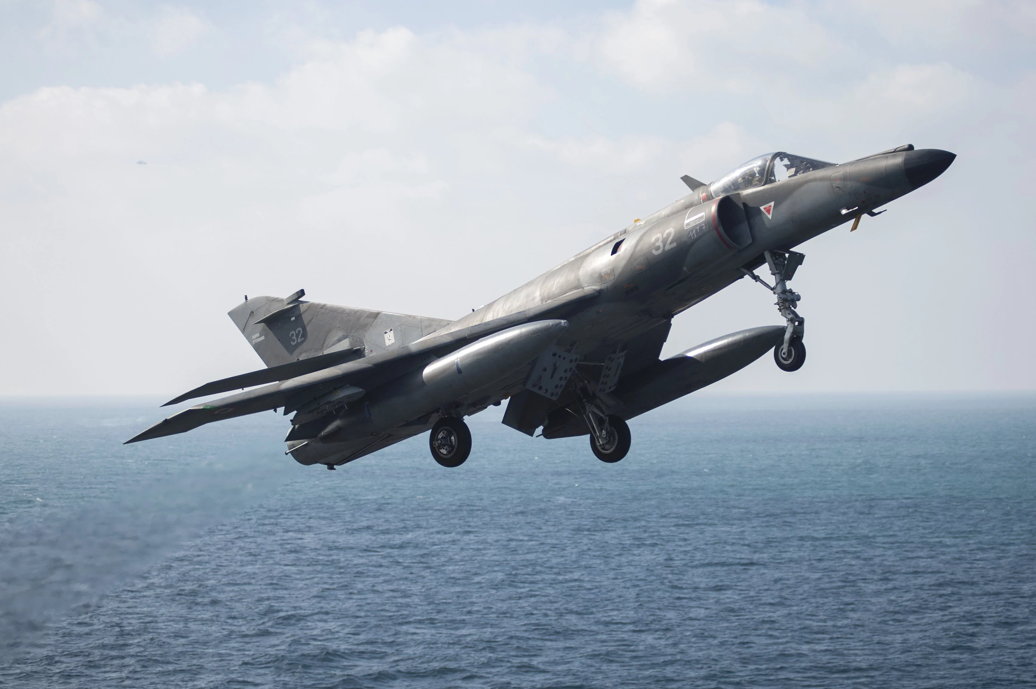 Un Super-Etendard survole l'USS Harry S. Truman
