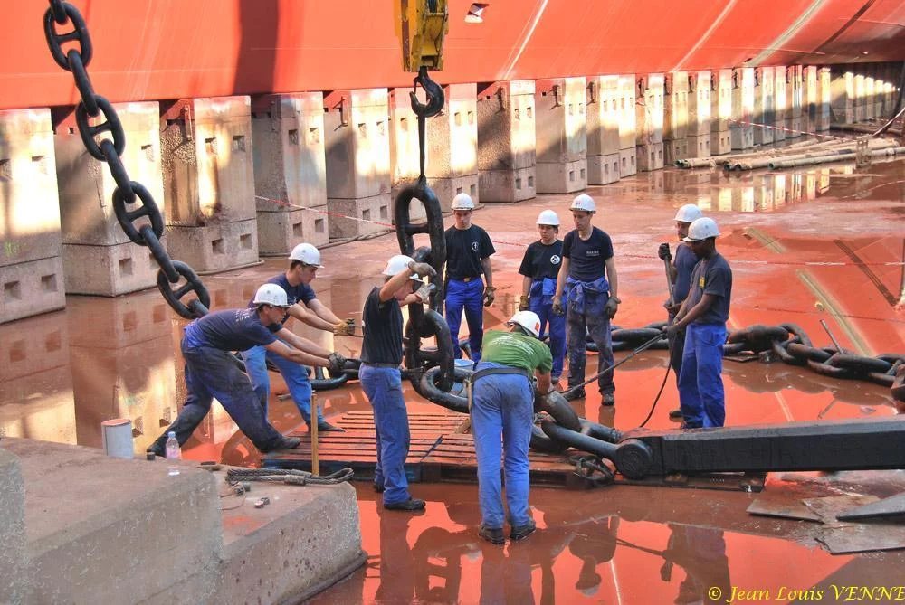 Le Charles de Gaulle ré-embarque ses lignes de mouillage