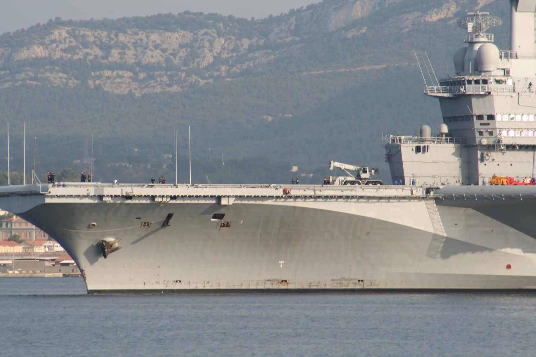 Le porte-avions Charles de Gaulle appareille pour des essais techniques