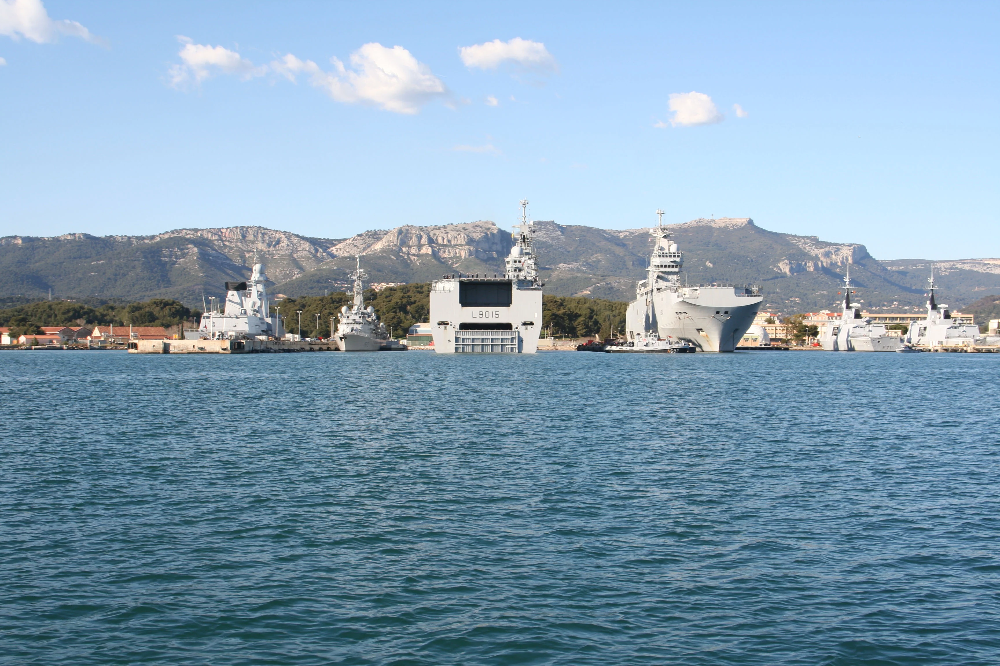 Appareillage du BPC Dixmude