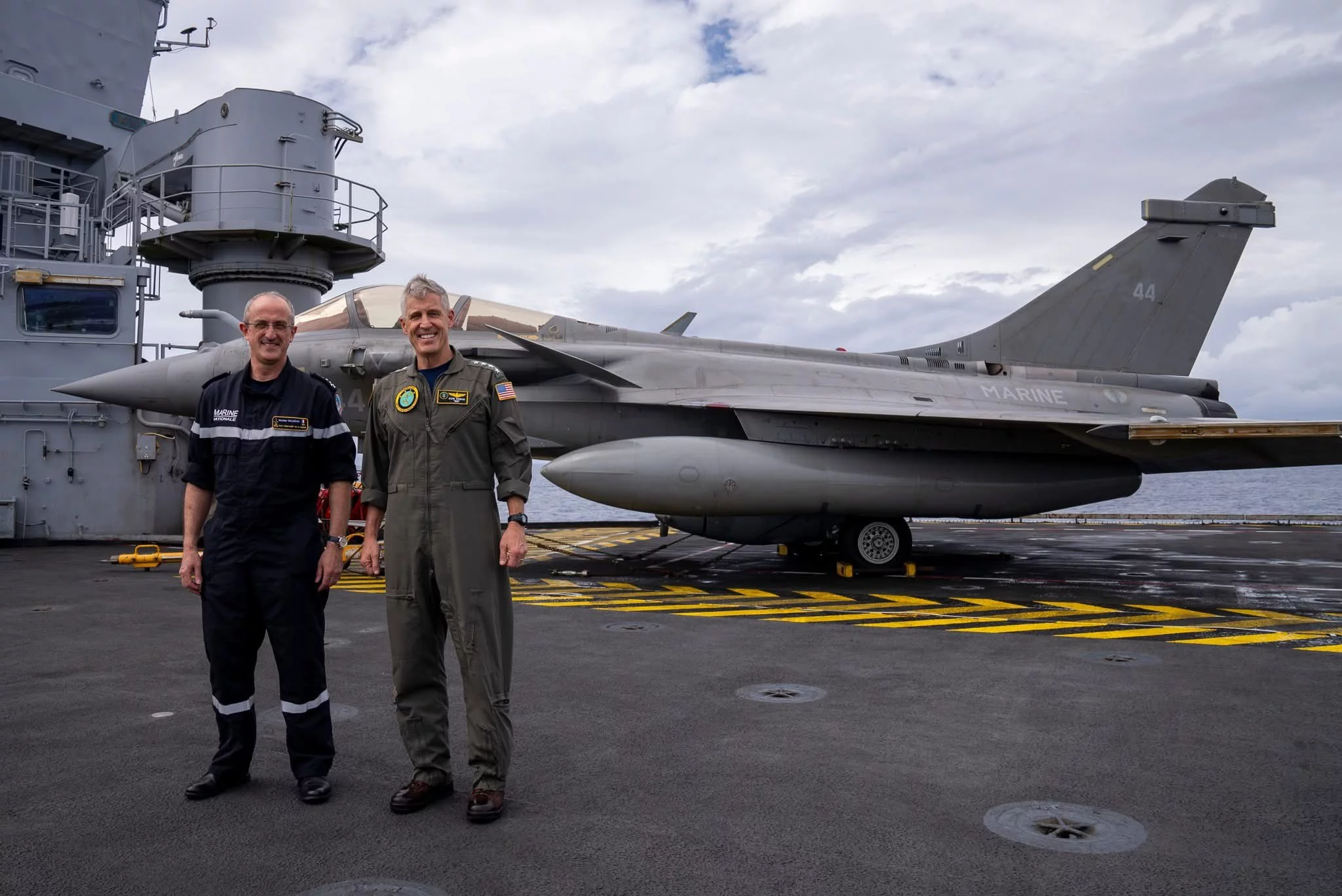 L'amiral Nicolas Vaujour, chef d’état-major de la Marine nationale, et l'amiral Steve Koehler, commandant de la Flotte américaine du Pacifique, sur le pont du porte-avions Charles de Gaulle