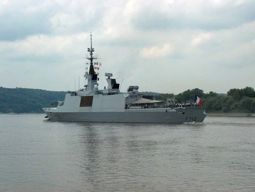 La frégate La Fayette remontant la Seine