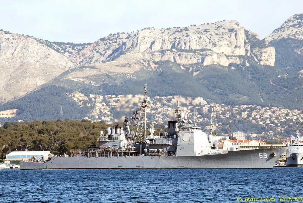 Le croiseur Vicksburg quitte Toulon