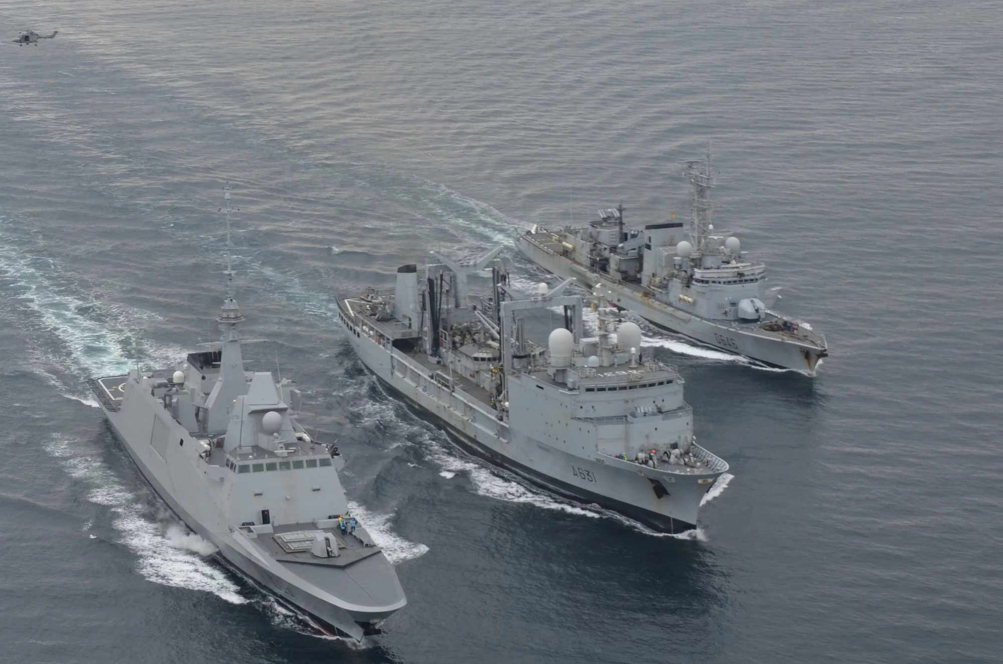 Les frégates Latouche-Tréville et Normandie s’entraînent avec le BCR Somme