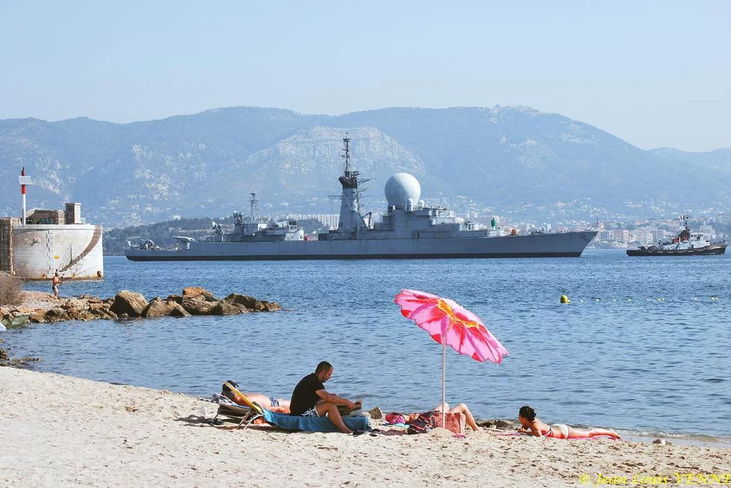 La coque de l'ex-Duquesne positionnée pour protéger le plan d'eau