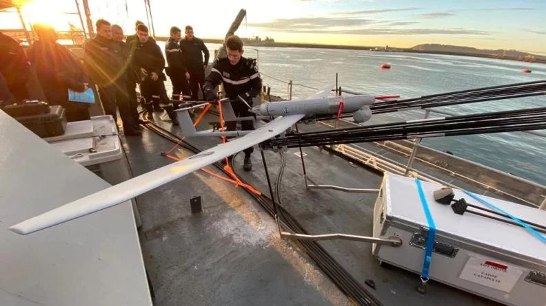 Installation du système de mini-drônes à bord du patrouilleur Premier-maître L’Her