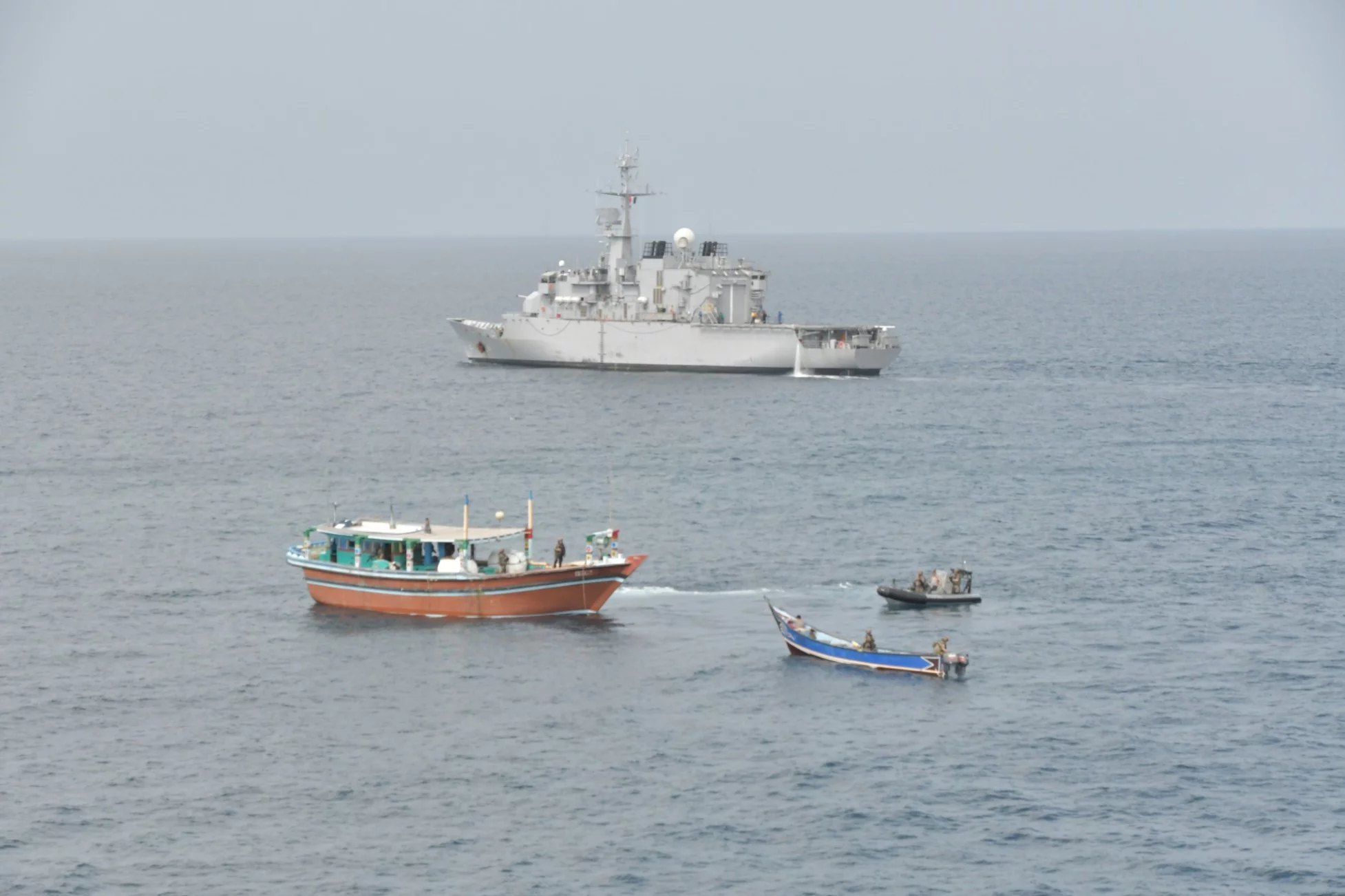 Une frégate de la marine nationale contrôle un dhow en mer d'Arabie