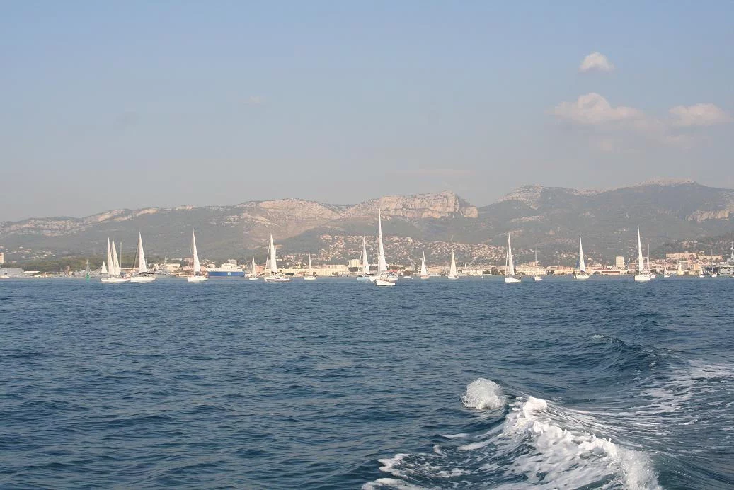 Les voiliers sont accompagnés par de nombreux accompagnateurs pour leur départ