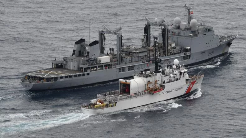 Le BCR Somme et un cotre des US Coast Guards USGC Mohawk