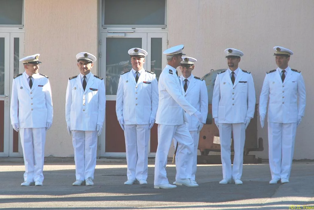 L'ancien commandant passe le personnel de l'école en revue