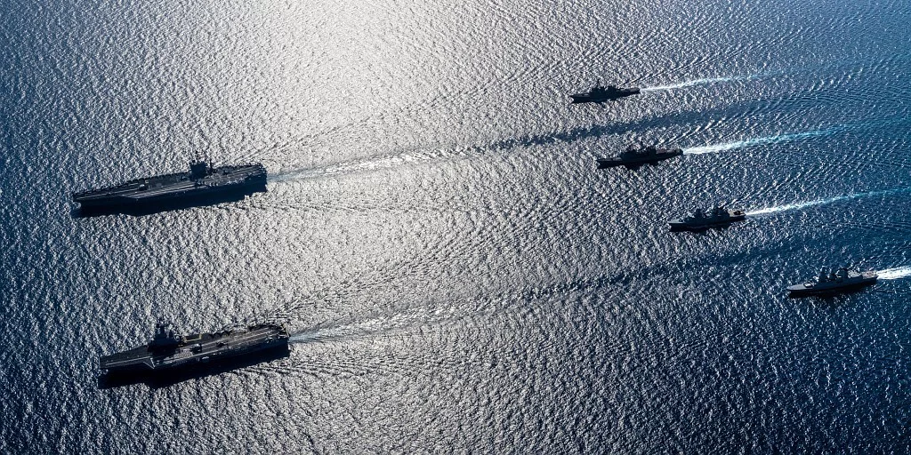 Les porte-avions USS John C. Stennis et Charles de Gaulle