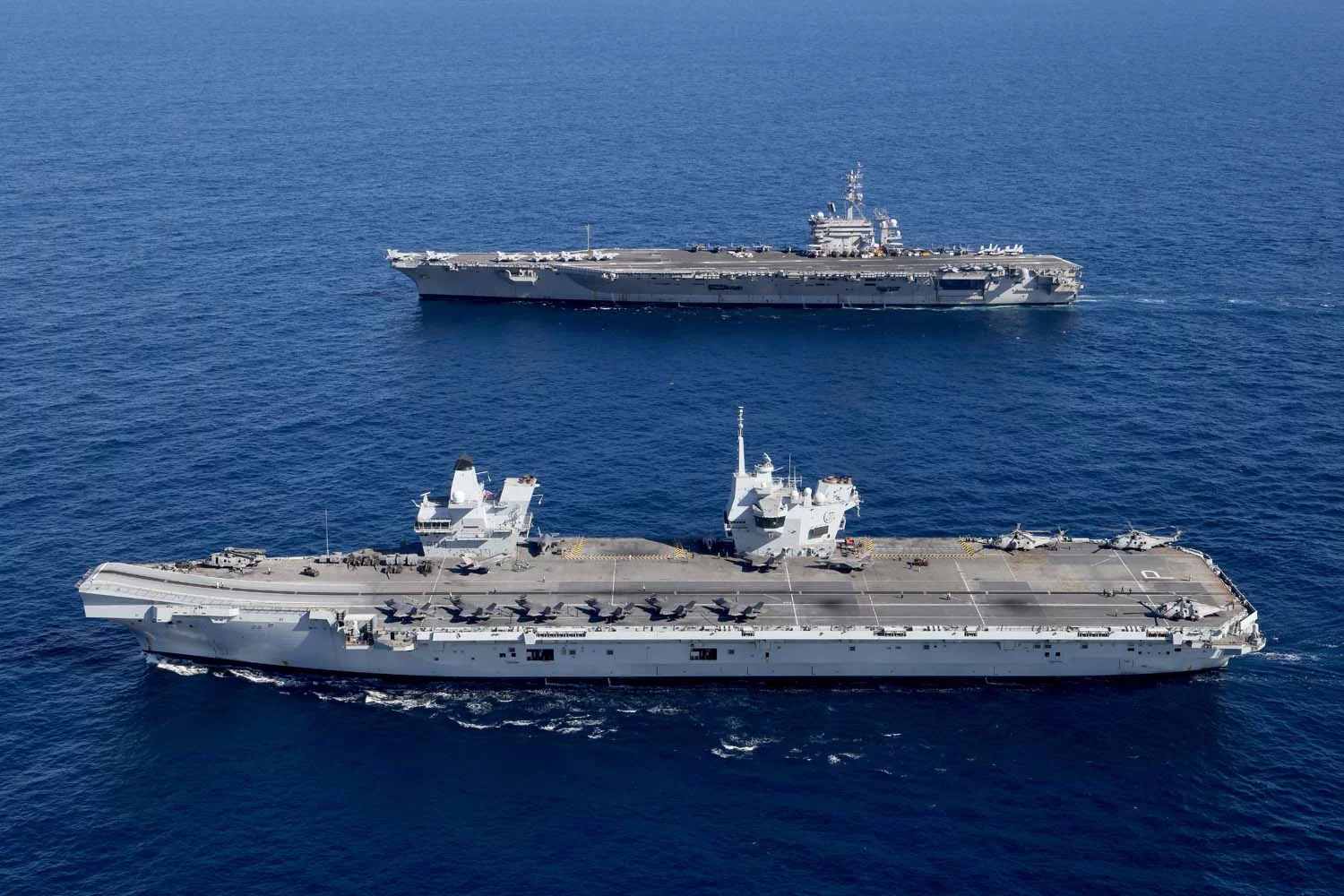 Les porte-avions britannique HMS Prince of Wales et américain USS George Washington