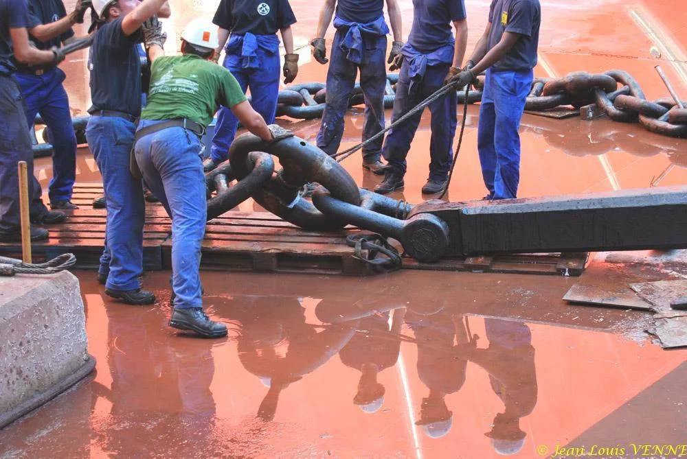 Le Charles de Gaulle ré-embarque ses lignes de mouillage