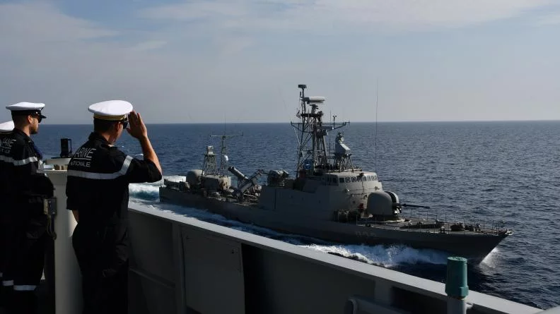 Le patrouilleur grec Mykonios, vu depuis le bâtiment de soutien Loire