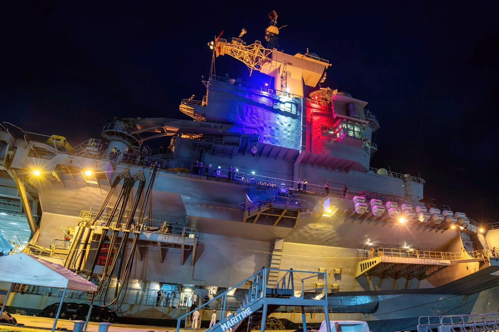 Le porte-avions Charles de Gaulle en escale à Subic Bay (Philippines)