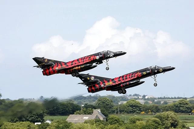 2 Super-Etendard de l'escadrille 11F avec la peinture 