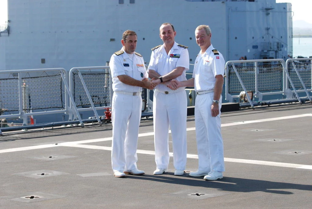 La force navale européenne Atalante maintient des relations fortes avec les forces maritimes combinées et de l'OTAN pour lutter contre la piraterie