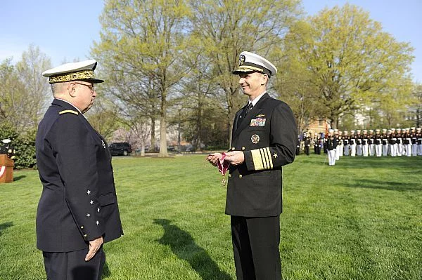 Le Chef des Opérations Navales, l'amiral Greenert, remet la Legion of Merit à l'amiral Rogel