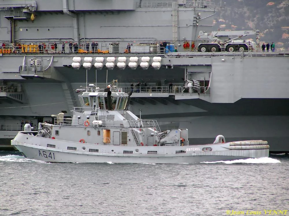Autour du porte-avions Charles de Gaulle