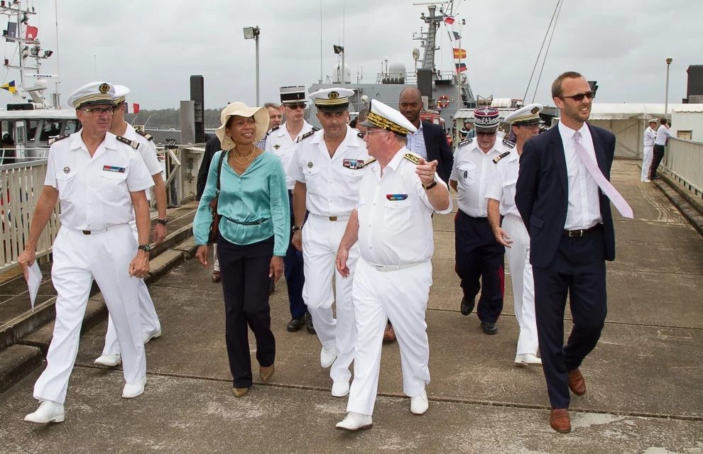 La ministre des Outre-mer visite la base navale du Dégrad des Cannes