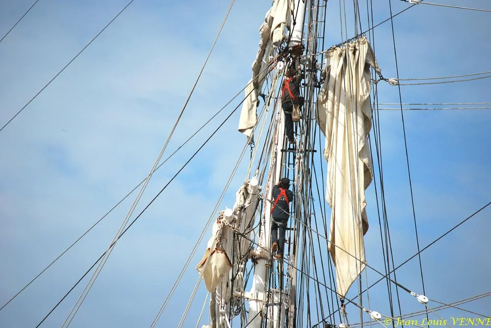 L’équipage installe les voiles sur les vergues du Bélem