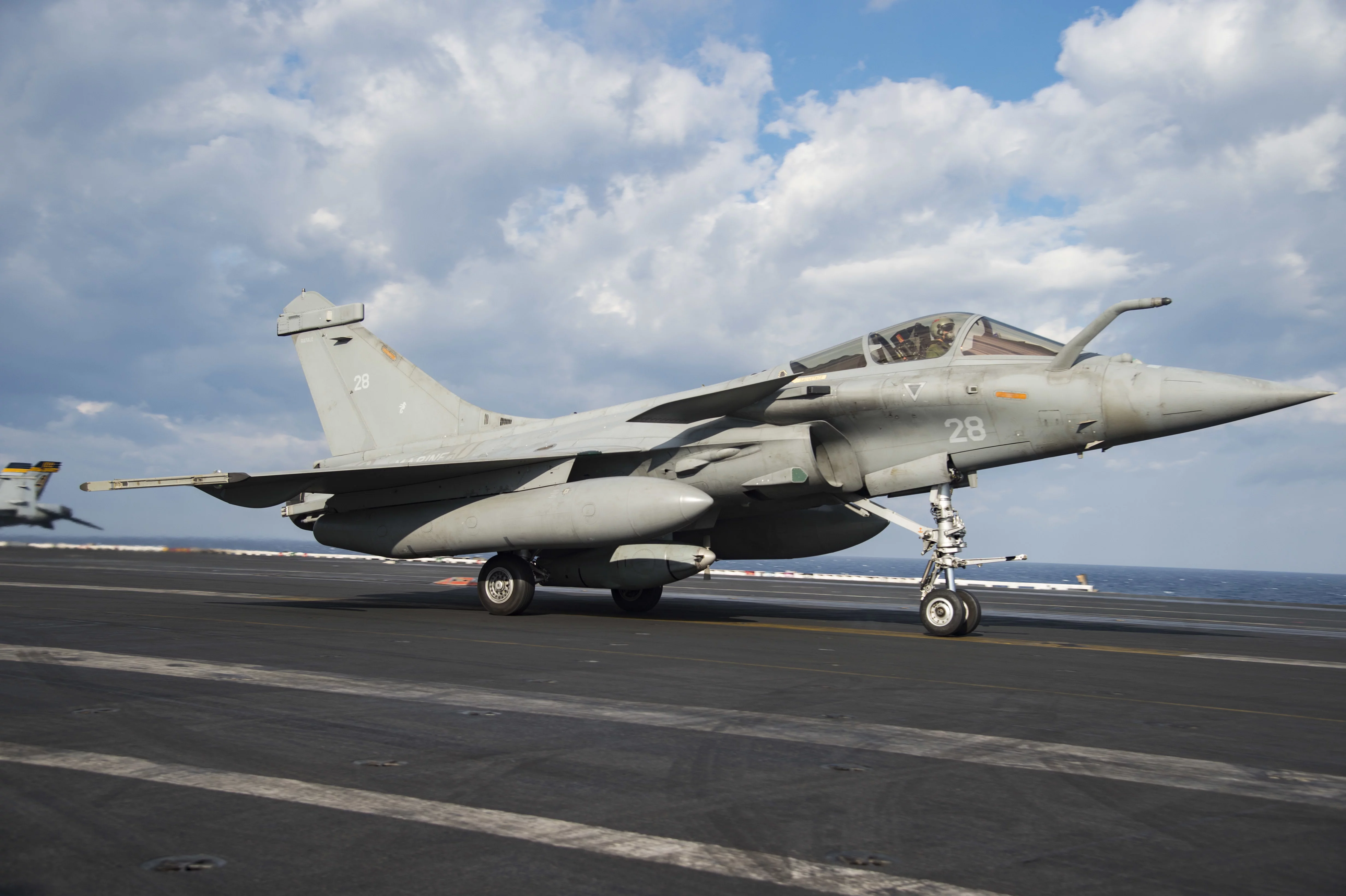 Un Rafale du Charles du Gaulle effectue un touch-and-go sur le porte-avions USS Dwight D. Eisenhower