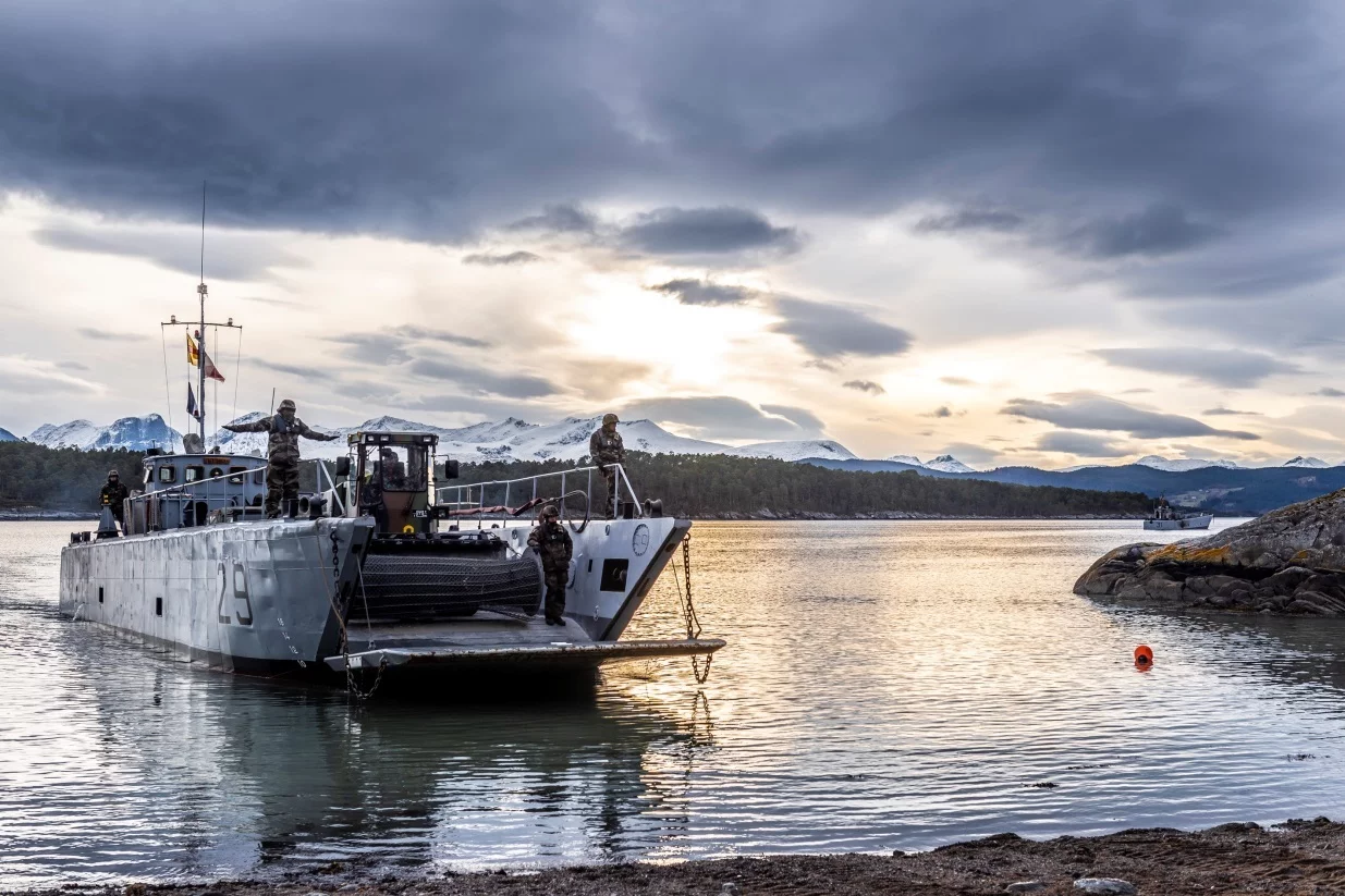 Un chaland de transport de matériel s'approche de la plage