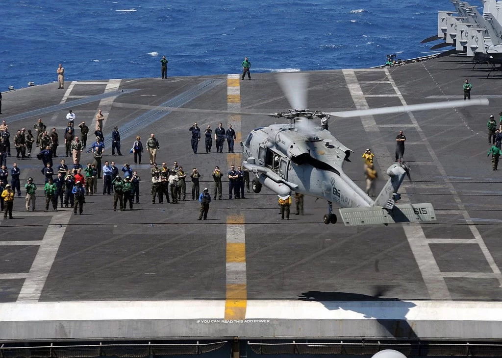 Un avis important sur le pont du porte-avions américain Theodore Roosevelt