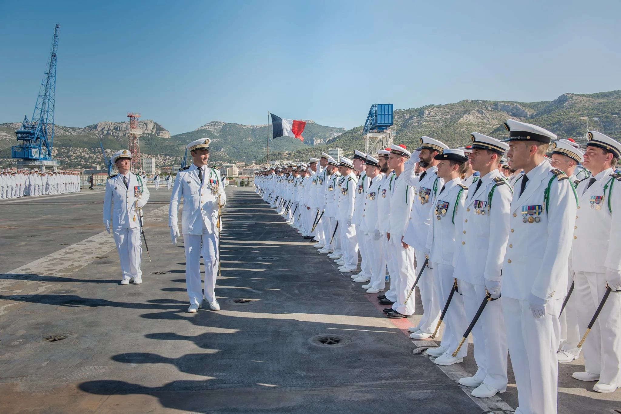 Le nouveau commandant inspecte l'équipage du porte-avions
