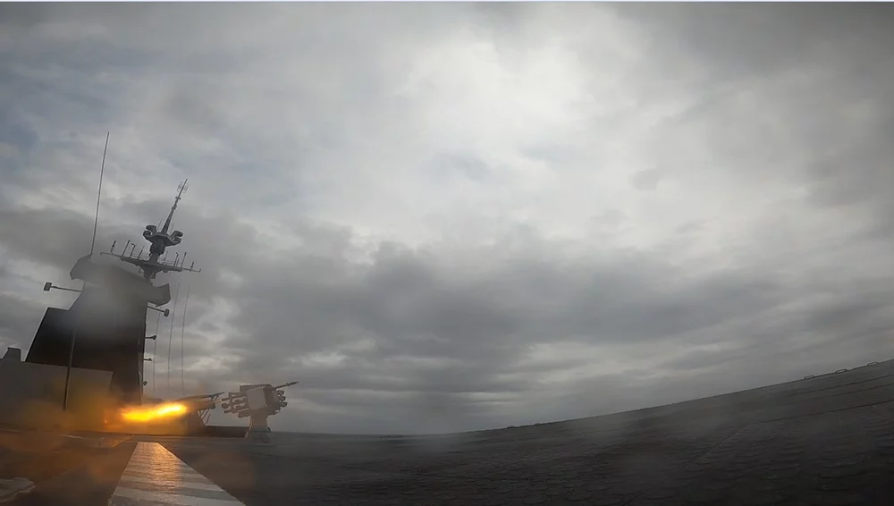 La frégate Courbet effectue un tir de missile Sadral