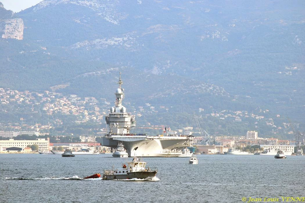 Le porte-avions Charles de Gaulle appareille pour des essais techniques