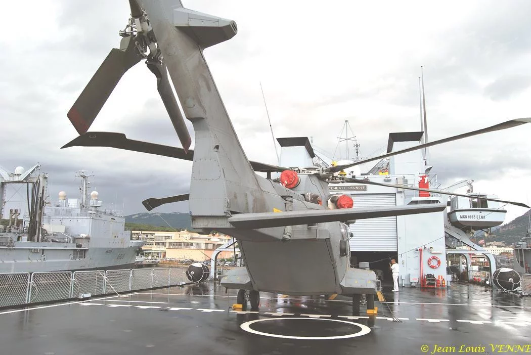 Un hélicoptère EH-101