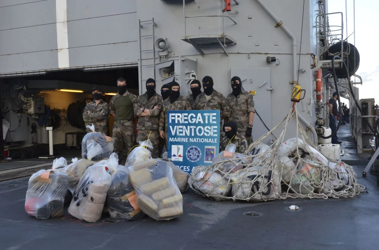 La frégate Ventôse intercepte 524 kilogrammes de marijuana en mer des Antilles