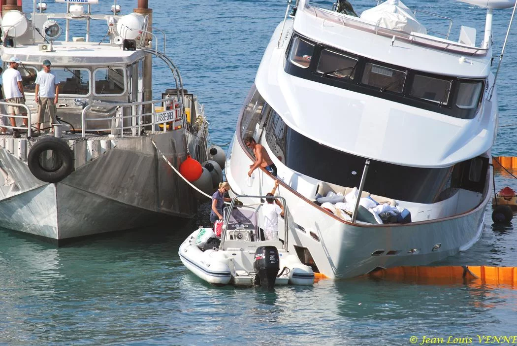 Des membres d'équipage récupèrent leurs affaires