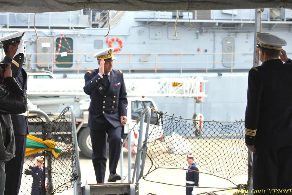 L'amiral, chef d'état-major de la Force d'Action Navale, monte à bord
