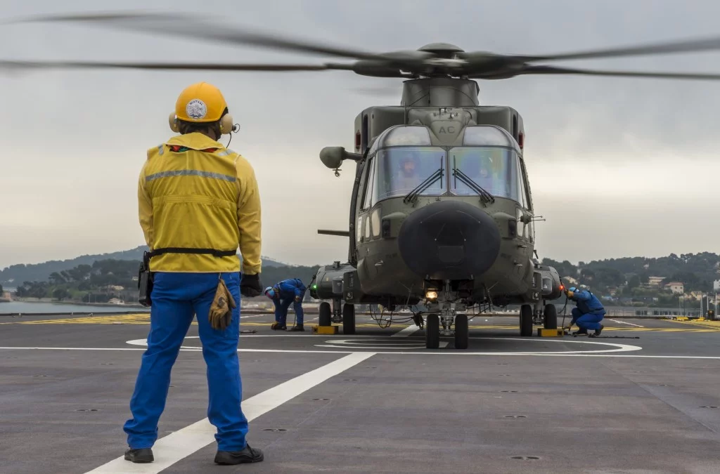 Un hélicoptère Merlin de la Royal Navy sur le pont du Mistral