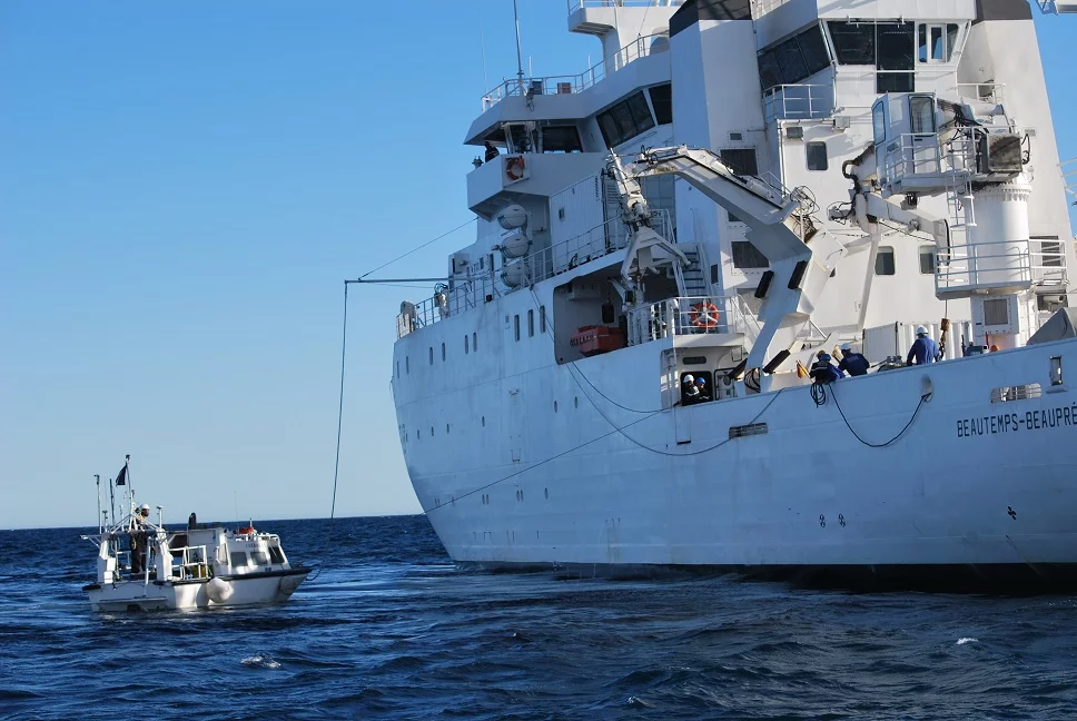 Le Beautemps-Beaupré récupère une vedette hydrographique