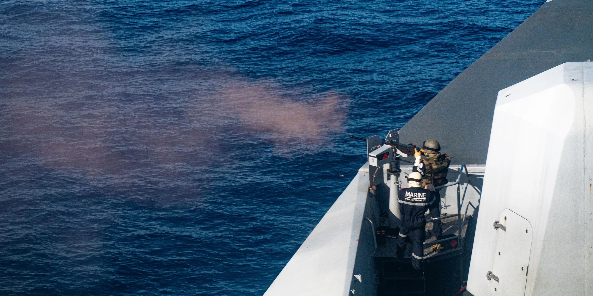 Tir au canon de 20 mm à bord de la frégate Guépratte
