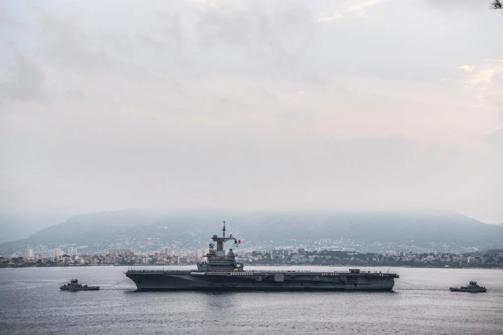 Le porte-avions Charles de Gaulle entre dans le port de Toulon