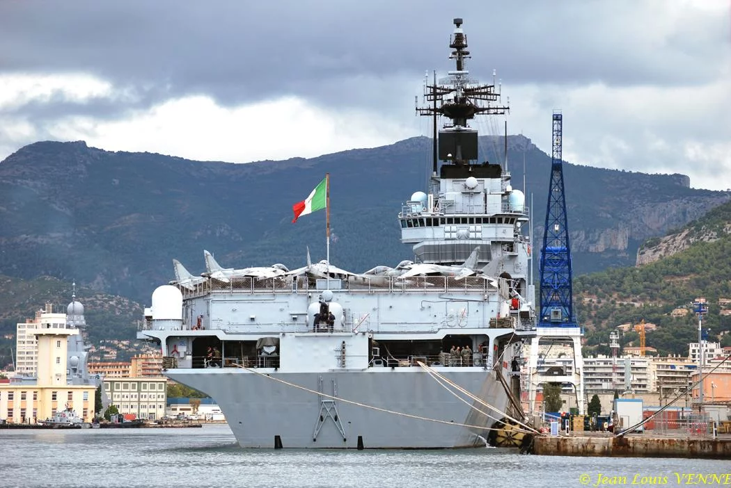 Le porte-avions Garibaldi