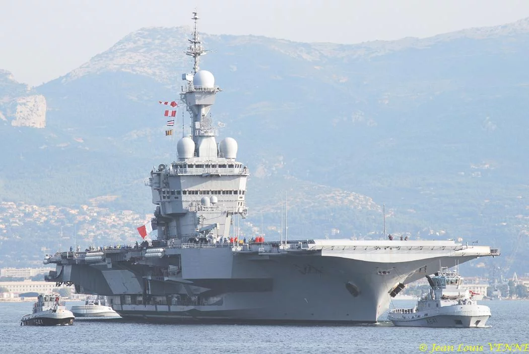 Le porte-avions Charles de Gaulle appareille pour des essais techniques
