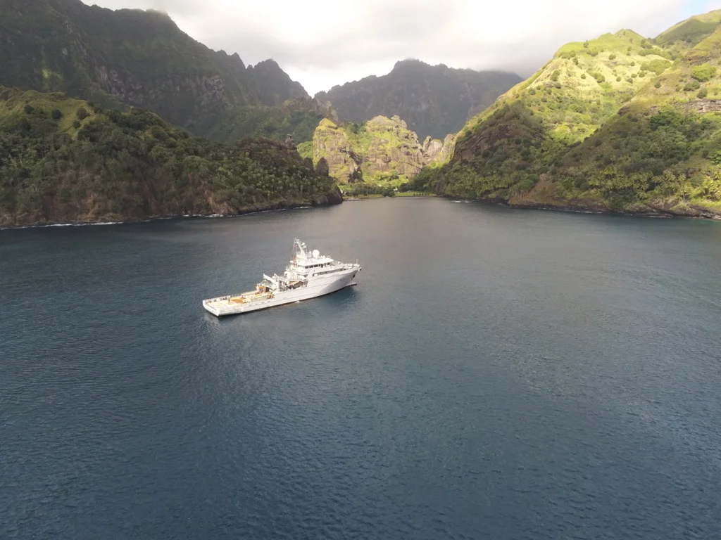 Le Bougainville au mouillage devant l'île de Fatu Hiva